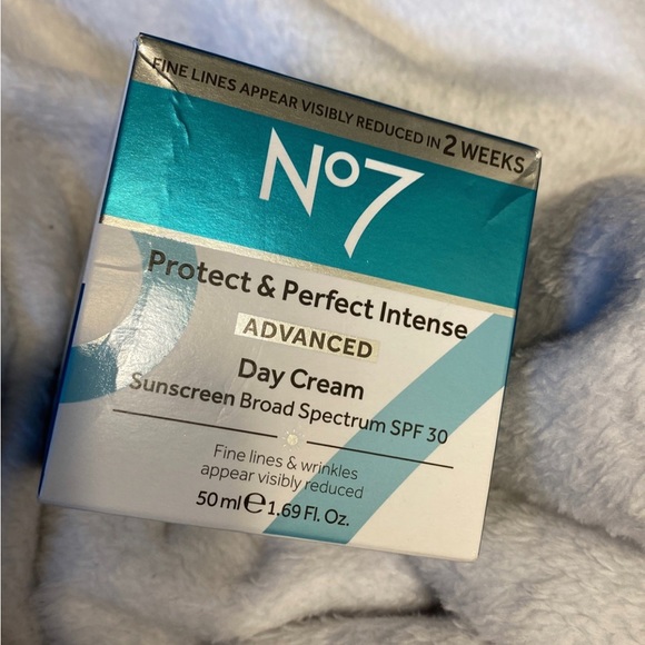 Protect and perfect intense advanced day cream - Picture 7 of 11